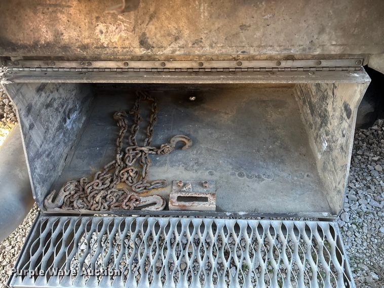 image for item FG0002 1994 Peterbilt 379 semi truck