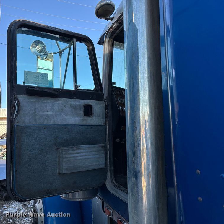 image for item FG0002 1994 Peterbilt 379 semi truck