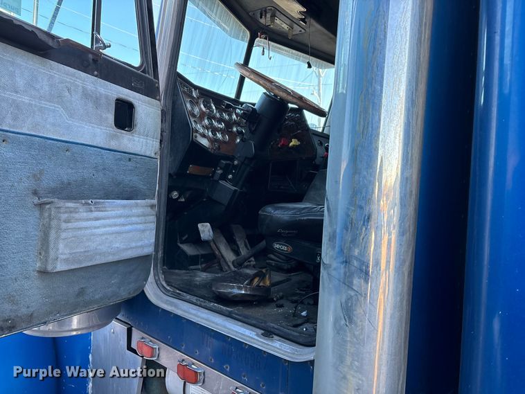 image for item FG0002 1994 Peterbilt 379 semi truck