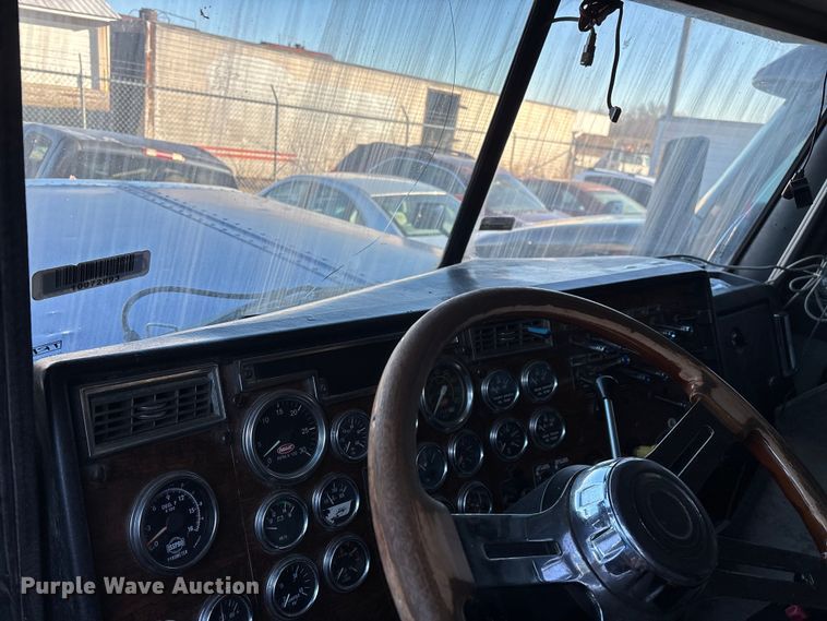 image for item FG0002 1994 Peterbilt 379 semi truck