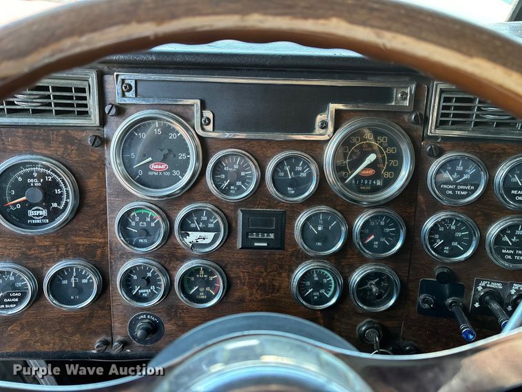 image for item FG0002 1994 Peterbilt 379 semi truck