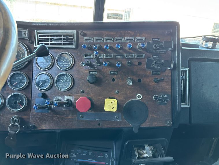 image for item FG0002 1994 Peterbilt 379 semi truck