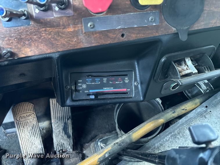 image for item FG0002 1994 Peterbilt 379 semi truck