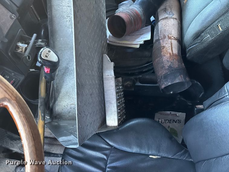 image for item FG0002 1994 Peterbilt 379 semi truck