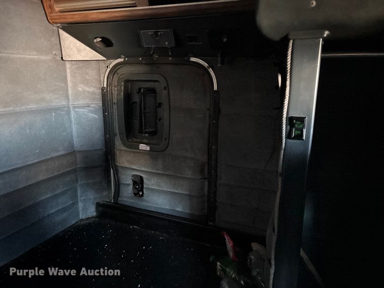 image for item FG0002 1994 Peterbilt 379 semi truck