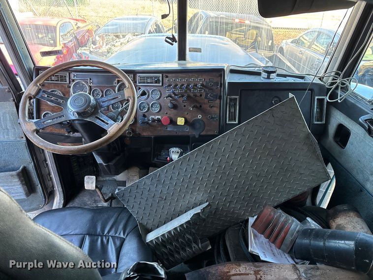 image for item FG0002 1994 Peterbilt 379 semi truck