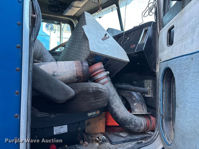 image for item FG0002 1994 Peterbilt 379 semi truck