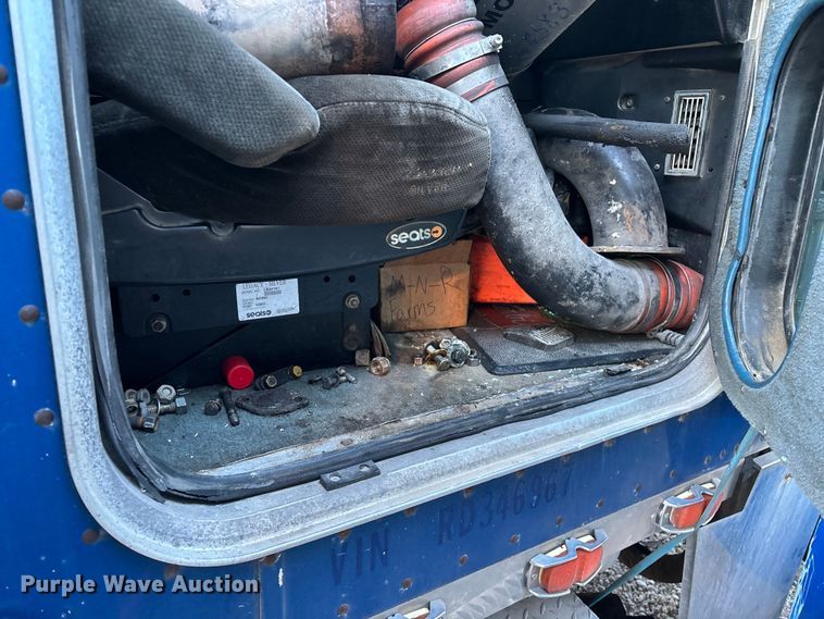 image for item FG0002 1994 Peterbilt 379 semi truck