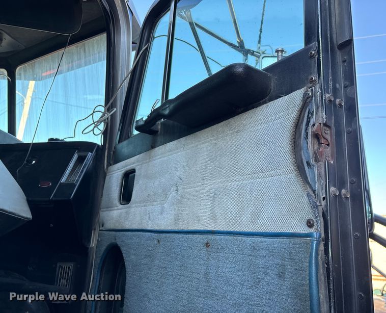 image for item FG0002 1994 Peterbilt 379 semi truck