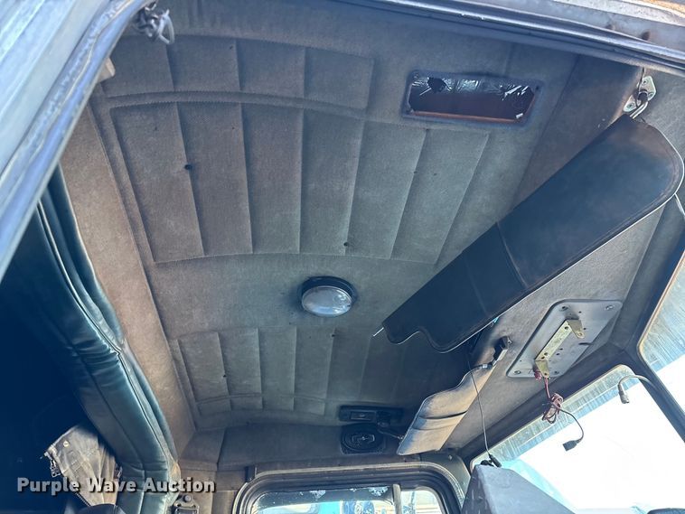 image for item FG0002 1994 Peterbilt 379 semi truck