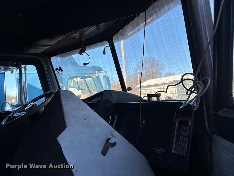 image for item FG0002 1994 Peterbilt 379 semi truck