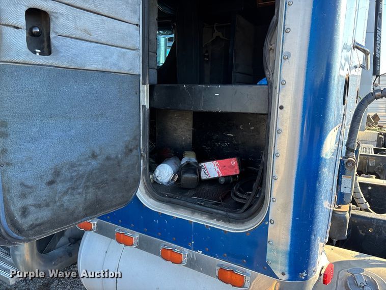 image for item FG0002 1994 Peterbilt 379 semi truck