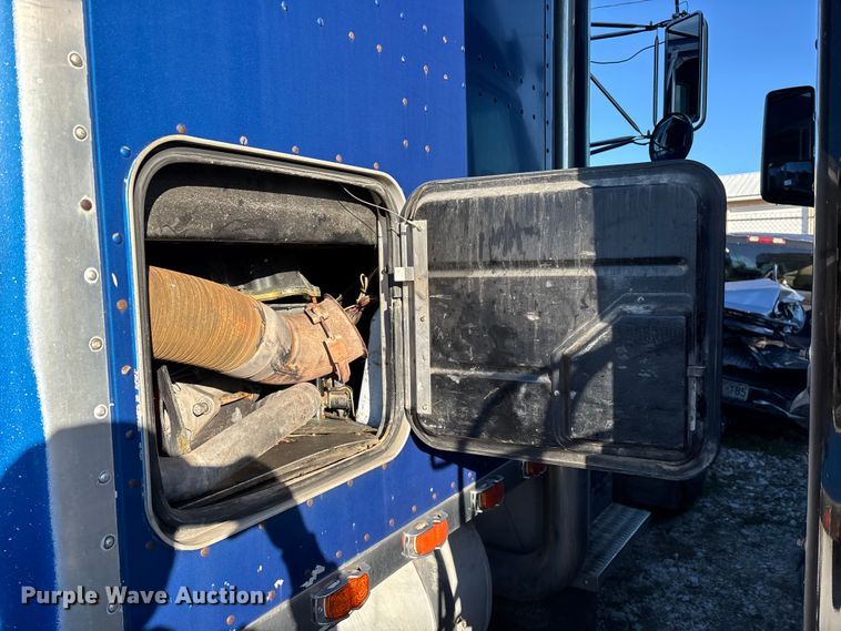 image for item FG0002 1994 Peterbilt 379 semi truck