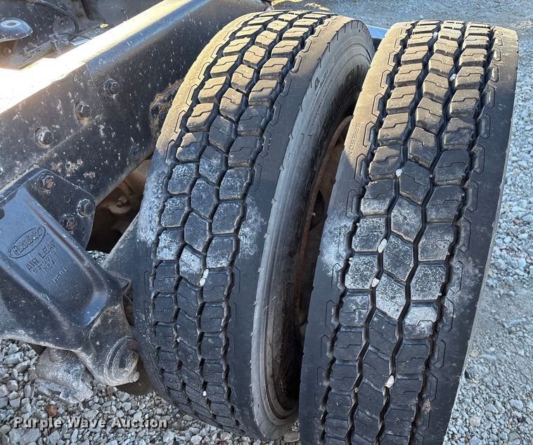 image for item FG0002 1994 Peterbilt 379 semi truck