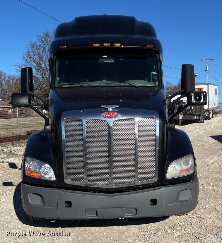 image for item FG0003 2020 Peterbilt 579 semi truck