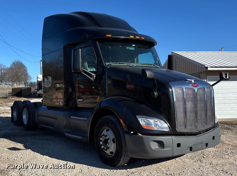 image for item FG0003 2020 Peterbilt 579 semi truck