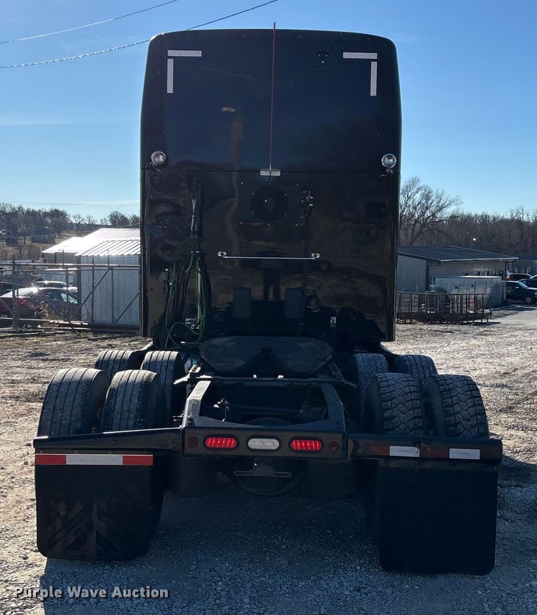 image for item FG0003 2020 Peterbilt 579 semi truck