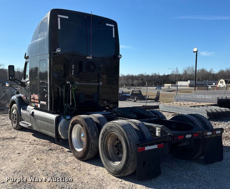 image for item FG0003 2020 Peterbilt 579 semi truck