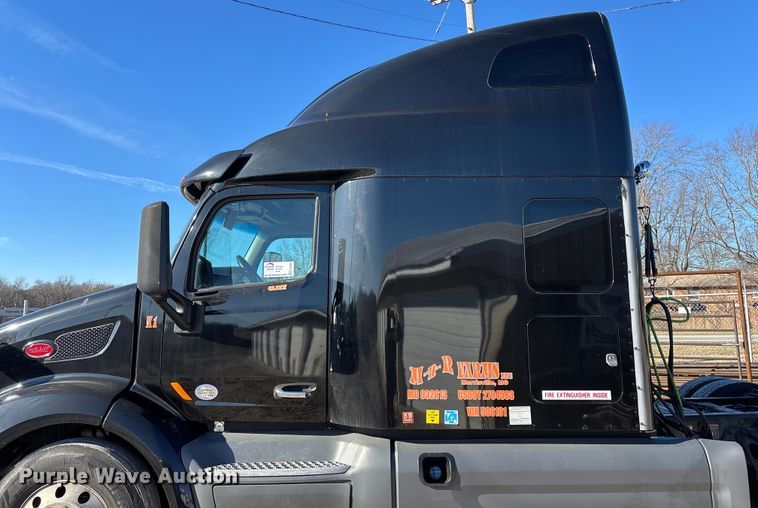 image for item FG0003 2020 Peterbilt 579 semi truck