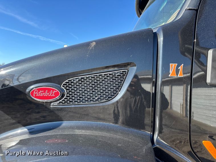 image for item FG0003 2020 Peterbilt 579 semi truck