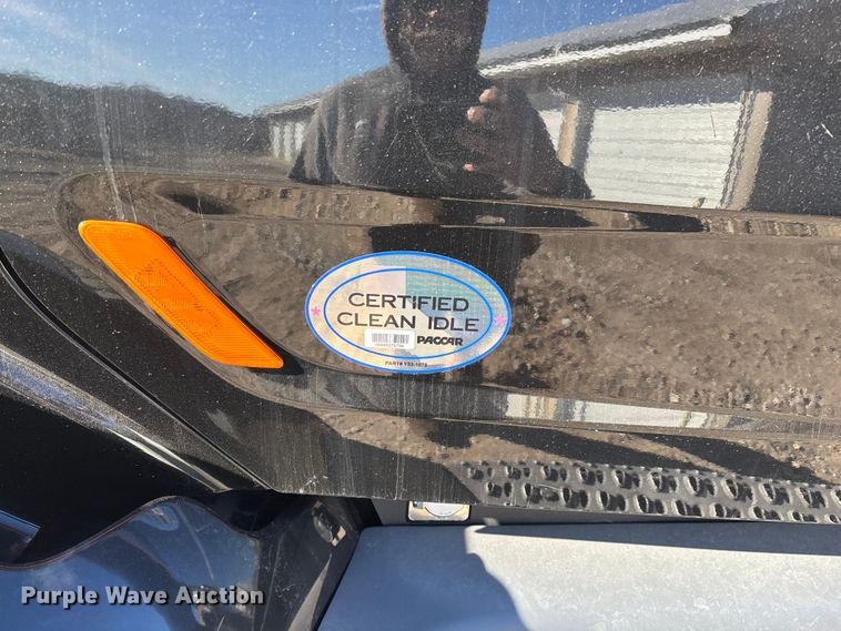 image for item FG0003 2020 Peterbilt 579 semi truck