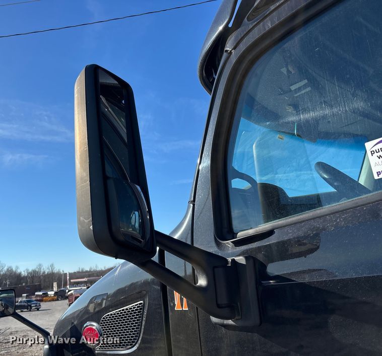 image for item FG0003 2020 Peterbilt 579 semi truck