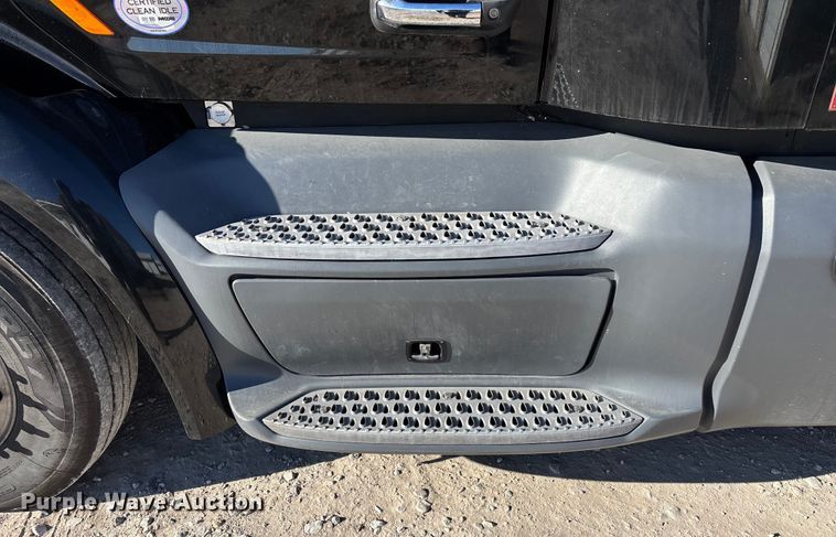 image for item FG0003 2020 Peterbilt 579 semi truck