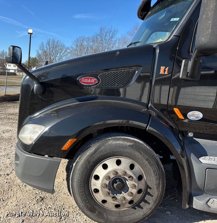 image for item FG0003 2020 Peterbilt 579 semi truck