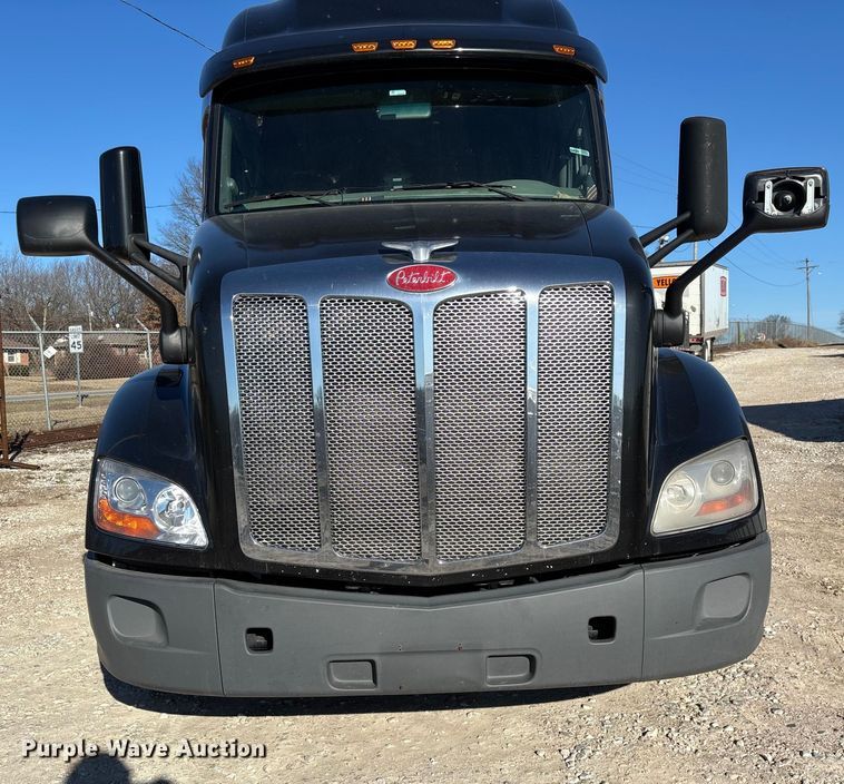 image for item FG0003 2020 Peterbilt 579 semi truck