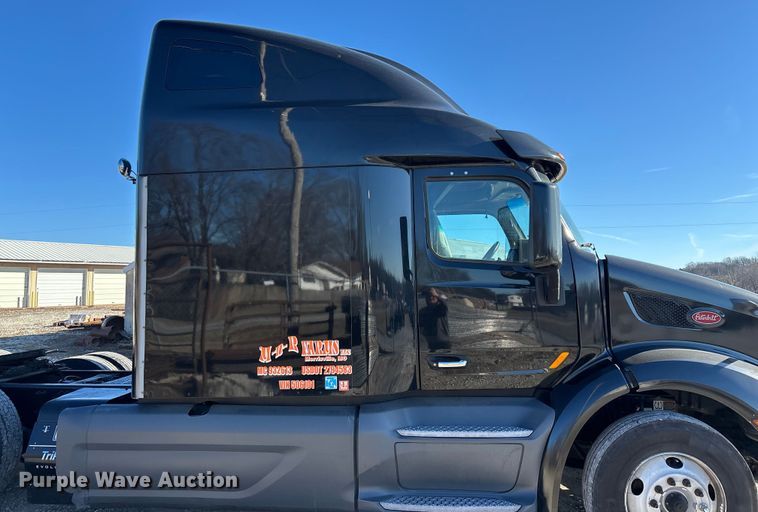 image for item FG0003 2020 Peterbilt 579 semi truck