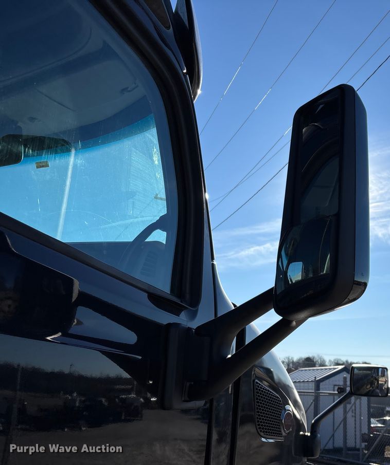 image for item FG0003 2020 Peterbilt 579 semi truck