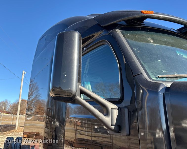 image for item FG0003 2020 Peterbilt 579 semi truck