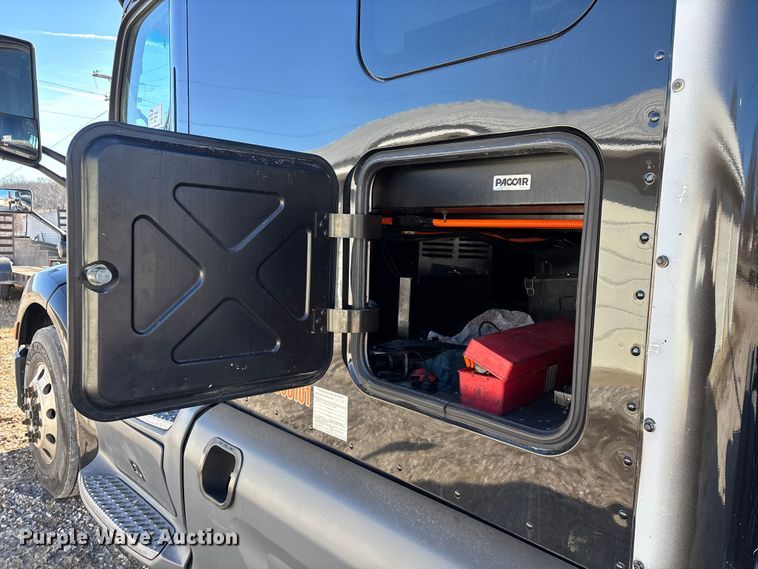 image for item FG0003 2020 Peterbilt 579 semi truck