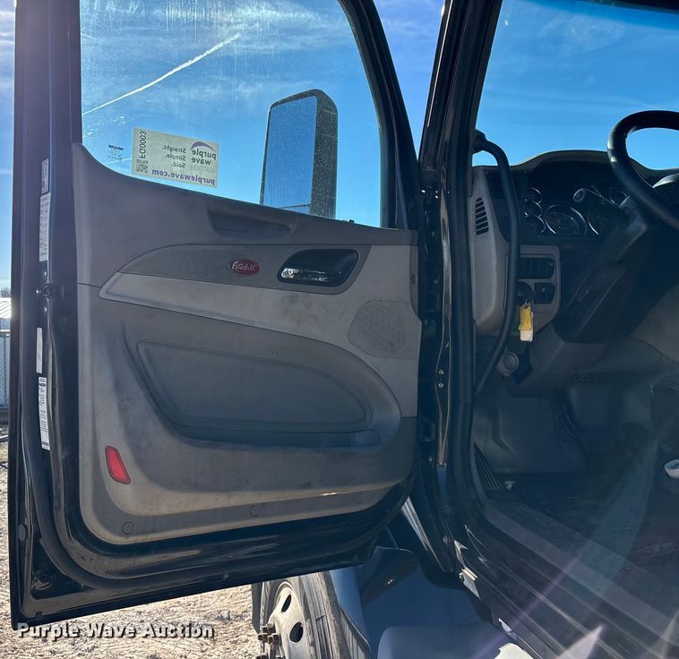 image for item FG0003 2020 Peterbilt 579 semi truck