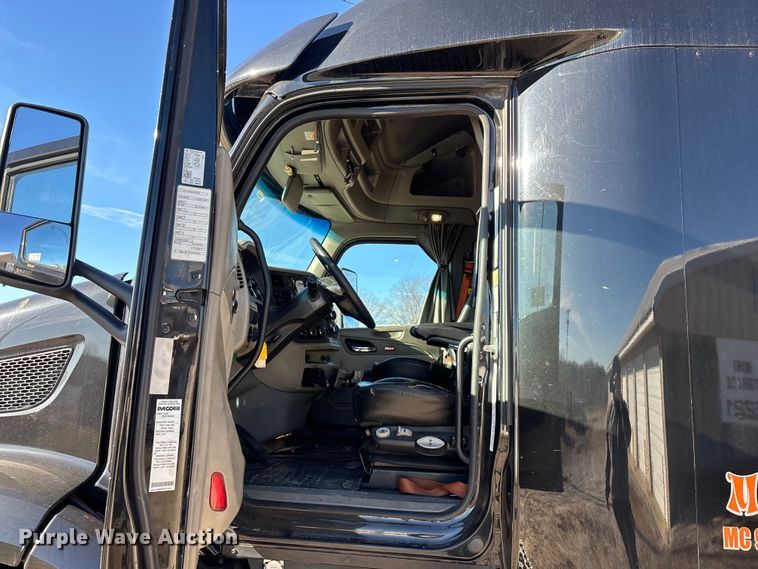 image for item FG0003 2020 Peterbilt 579 semi truck