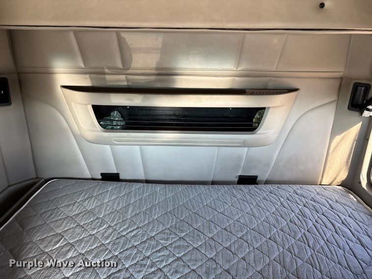 image for item FG0003 2020 Peterbilt 579 semi truck