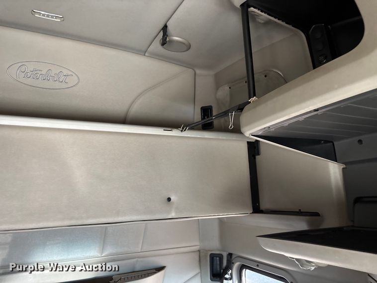 image for item FG0003 2020 Peterbilt 579 semi truck