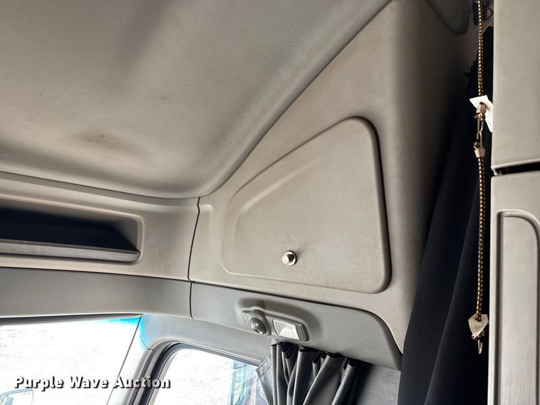 image for item FG0003 2020 Peterbilt 579 semi truck