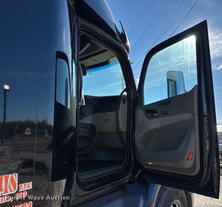 image for item FG0003 2020 Peterbilt 579 semi truck