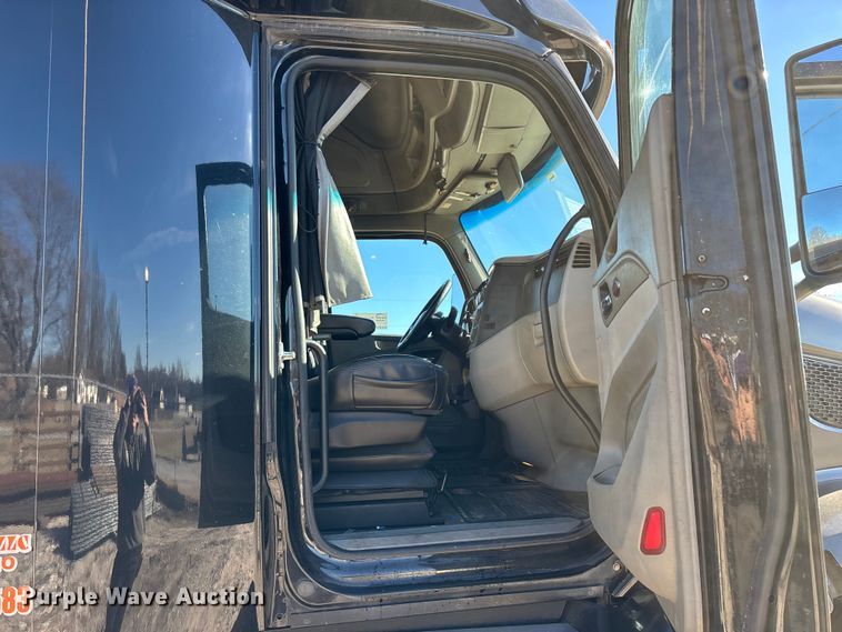 image for item FG0003 2020 Peterbilt 579 semi truck