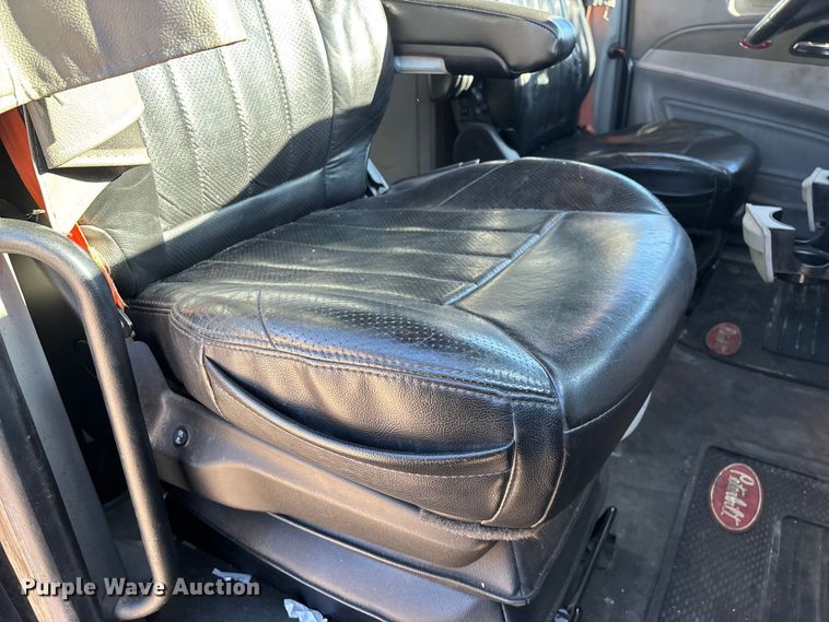 image for item FG0003 2020 Peterbilt 579 semi truck