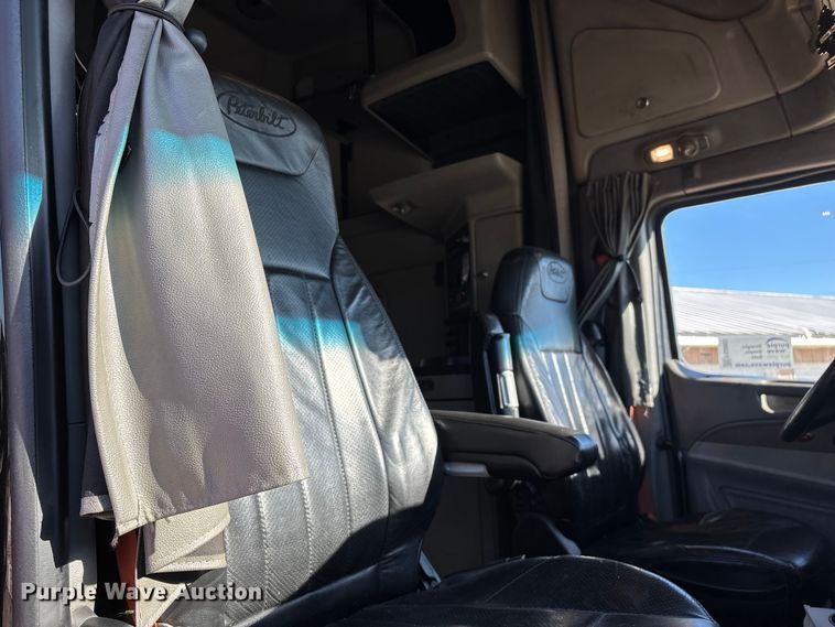 image for item FG0003 2020 Peterbilt 579 semi truck