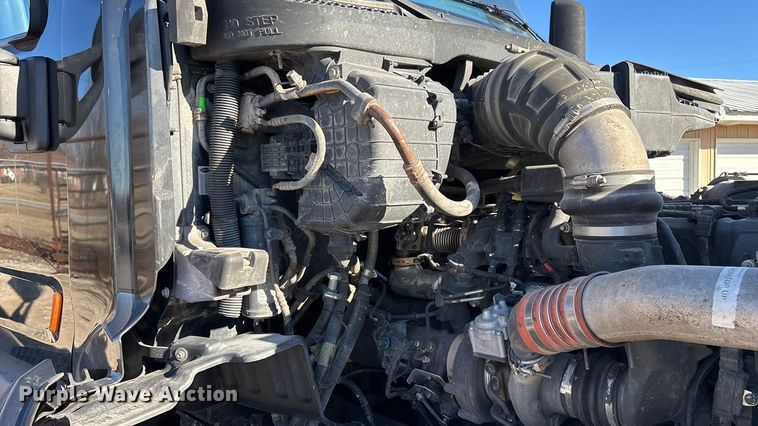 image for item FG0003 2020 Peterbilt 579 semi truck