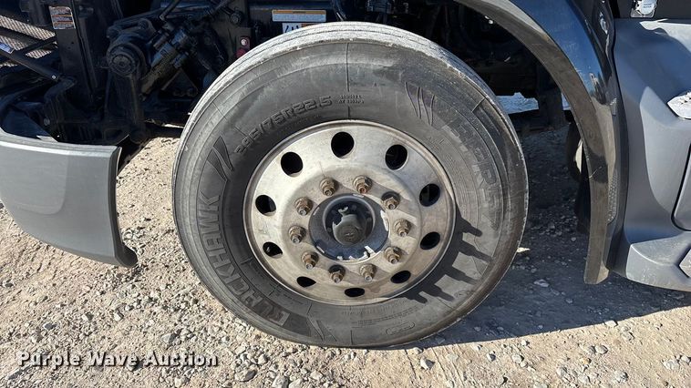 image for item FG0003 2020 Peterbilt 579 semi truck