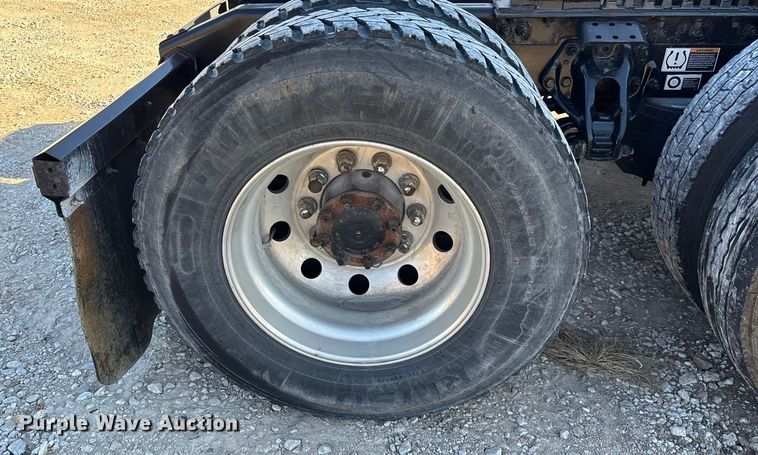 image for item FG0003 2020 Peterbilt 579 semi truck