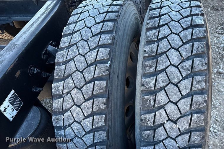 image for item FG0003 2020 Peterbilt 579 semi truck