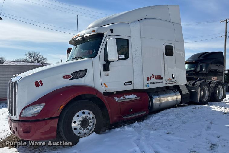 image for item FG0004 2015 Peterbilt 579 semi truck