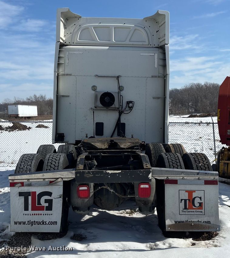 image for item FG0004 2015 Peterbilt 579 semi truck