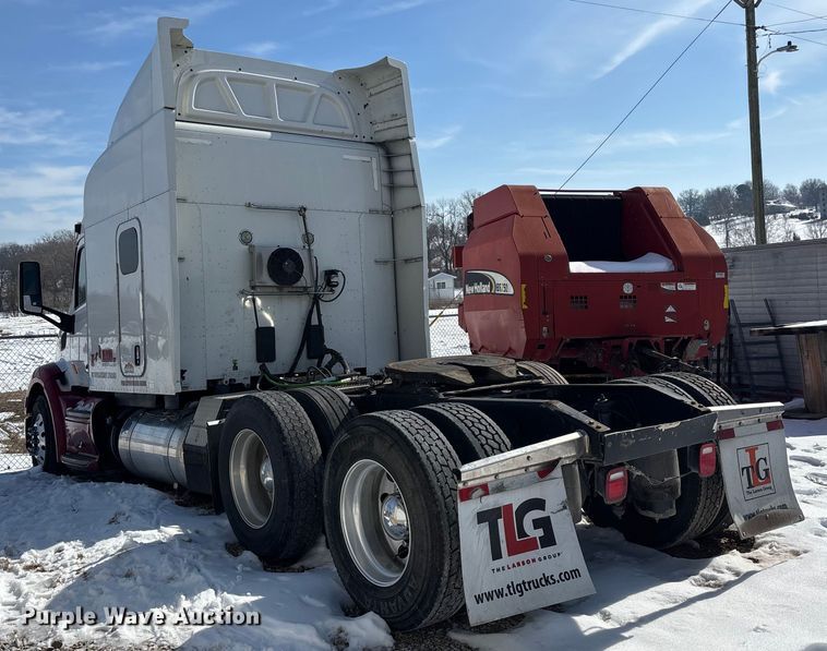 image for item FG0004 2015 Peterbilt 579 semi truck