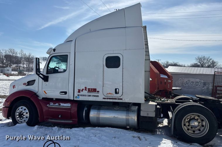image for item FG0004 2015 Peterbilt 579 semi truck